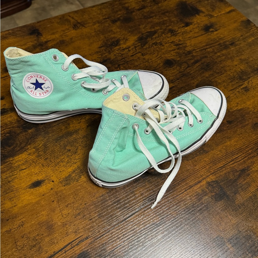 Great condition size 9 women converse I think in a mint color. Look new